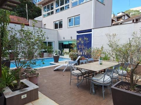 Casa de Alto Padrão com 800 m2 Construída e Área de terreno 600 m2 