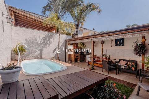 Casa à venda na Granja Viana com 3 quartos, espaço gourmet e piscina privativa em condomínio com lazer!
