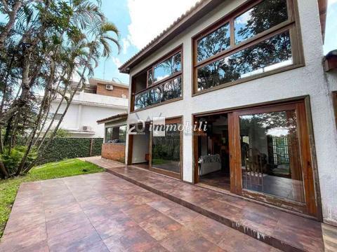 Casa térrea de Alto Padrão no Condomínio Forest Hills Encantadora casa térrea de alto padrão no exclusivo Condomínio Forest Hills, com projeto funcional, moderno e aconchegante. São 4 dormitórios, sendo 3 suítes, todas com excelente iluminação natural e ótima distribuição dos ambientes, garantindo conforto e privacidade para toda a família. O imóvel conta com living ampliado, integrando sala de estar, jantar e home em um espaço amplo e sofisticado, ideal para receber amigos e familiares com muito estilo. Ambientes bem ventilados, pé-direito generoso e grandes aberturas valorizam a luz natural e a vista para a área externa. Localizada em condomínio de alto padrão, com segurança 24 horas, lazer completo e fácil acesso às principais vias da região, esta casa é perfeita para quem busca qualidade de vida, conforto e exclusividade.