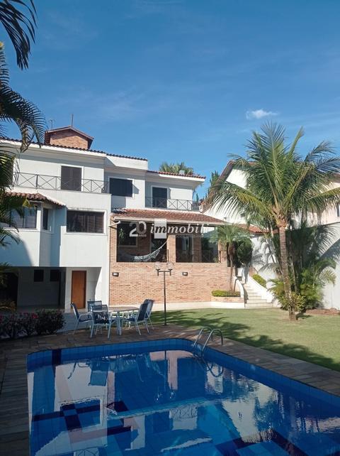 Casa alto padrão à venda no condomínio São Paulo II, localizado no km 26,5 da rodovia Raposo Tavares, Granja Viana.