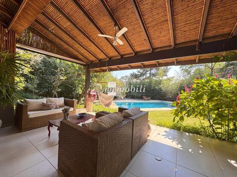 Casa à venda com 4 quartos , possui 414m² de área construída - condomínio Palos Verdes na Granja Viana.