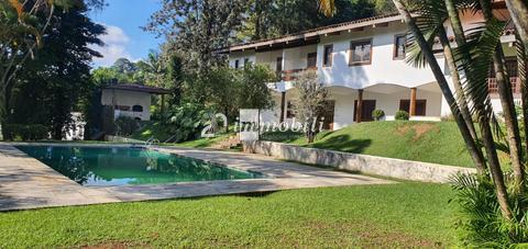 Casa para venda ou locação com 4 quartos, sendo 2 suítes, possui 2.294m² de terreno e 650m² privativos.