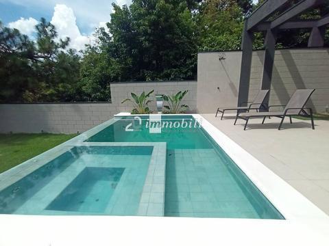 Casa à venda em Cotia, Granja Viana, com 3 suítes, com 193.3 m², Gramado