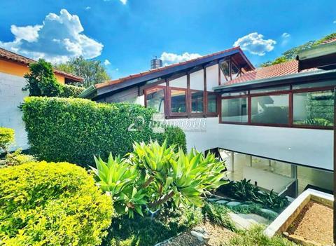 Casa Contemporânea integrada com pé direito alto 